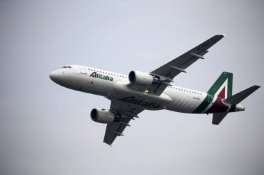 2019 Linate Hava Gösterisi sırasında Alitalia havayolu A320 Airbus 'u.