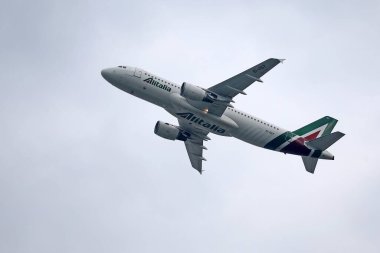 2019 Linate Hava Gösterisi sırasında Alitalia havayolu A320 Airbus 'u.