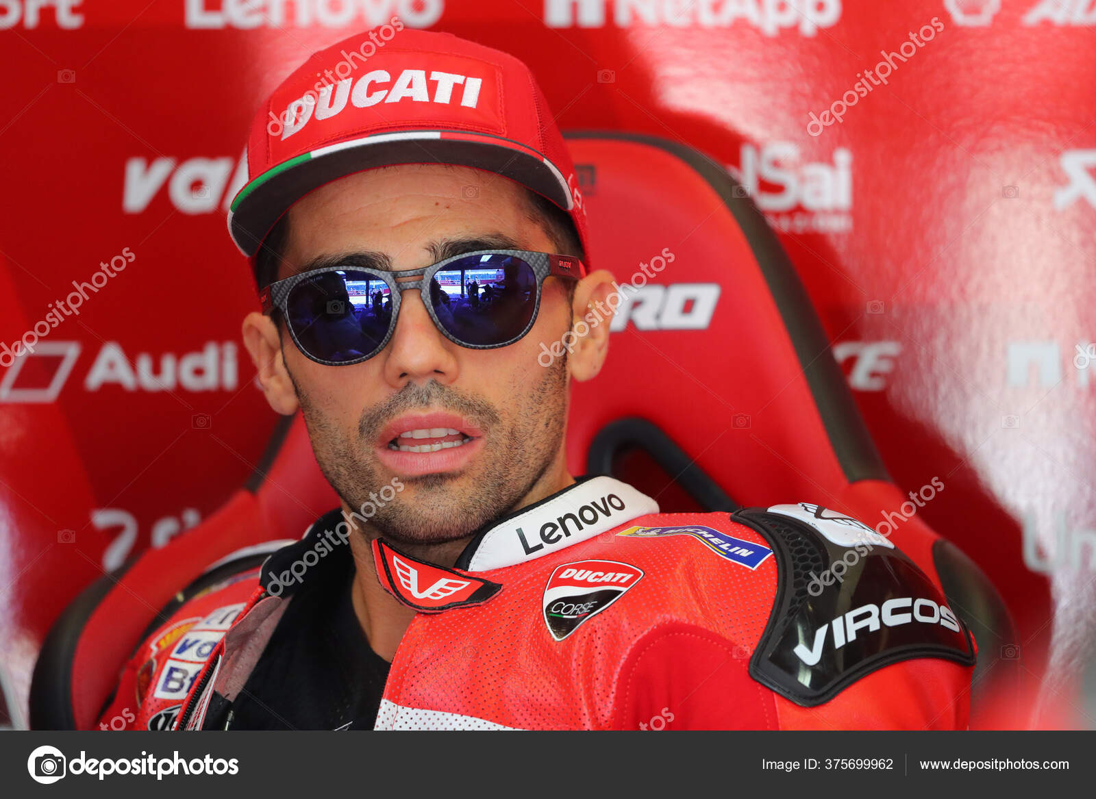 Michele Pirro Mission Winnow Ducati Dans Garage Lors Des Essais — Photo