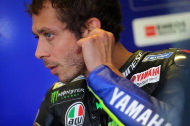 Canavar Enerjisi Yamaha 'dan Valentino Rossi, San Marino' daki Moto GP Octo Grand Prix 'sinde ücretsiz antrenman sırasında garajda.. 