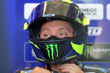 Canavar Enerjisi Yamaha 'dan Valentino Rossi, San Marino' daki Moto GP Octo Grand Prix 'sinde ücretsiz antrenman sırasında garajda.. 