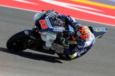 Reale Avintia Racing 'den Tito Rabat, San Marino' daki Moto GP Octo Grand Prix 'si için ücretsiz antrenman sırasında yolda ilerliyor.. 