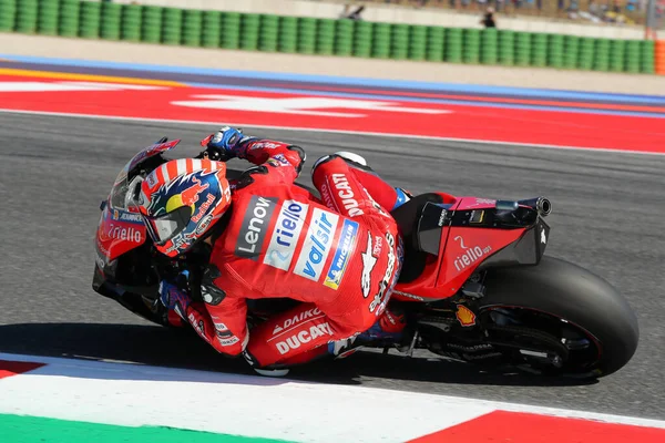 在圣马力诺Moto Octo大奖赛的自由练习赛期间 Ducati队的Andrea Dovizioso走上了正轨 — 图库照片
