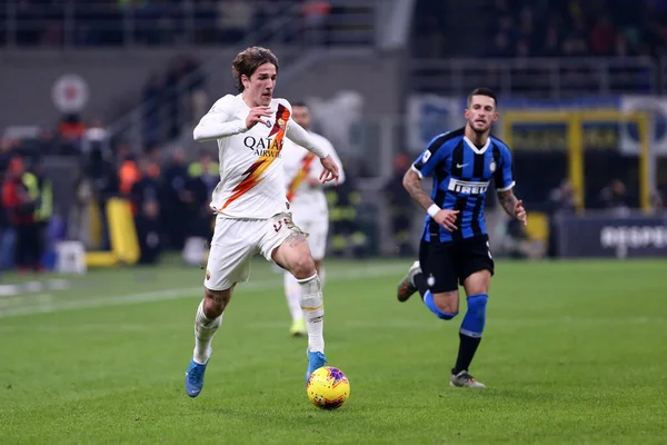 Milano, İtalya. 6 Aralık 2019. İtalyan Serisi A. Fc Internazionale, Roma 'ya karşı. Nicol? Roma 'dan Zaniolo.