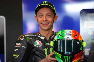 Canavar Enerjisi Yamaha 'dan Valentino Rossi, İtalya' nın Moto GP Oakley Grand Prix 'si için bedava antrenman sırasında yeni kaskla garajda.. 