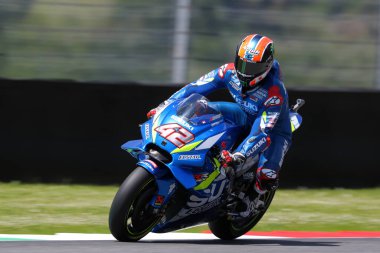 İtalya 'nın Moto GP Oakley Grand Prix' si için bedava antrenman sırasında Suzuki takımından Alex Rins yolda..