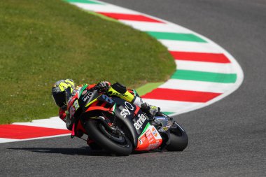 İtalya 'nın Moto GP Oakley Grand Prix' si için yapılan ücretsiz antrenman sırasında Alista takımından Aleix Espargaro doğru yolda.. 