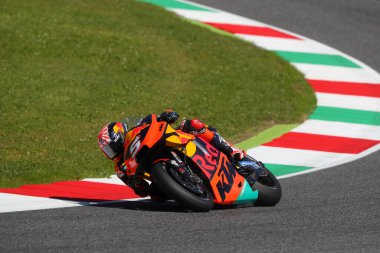 Red Bull KTM Factory Racing 'den Johann Zarco İtalya' nın Moto GP Oakley Grand Prix 'si için ücretsiz antrenman sırasında yarışa devam ediyor. 
