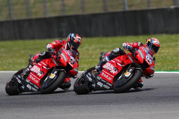 Andrea Dovizioso Και Danilo Petrucci Της Ducati Team Τροχιά Κατά — Φωτογραφία Αρχείου