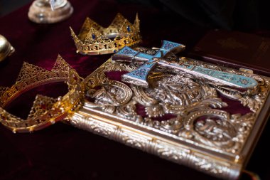 Haçlı ve düğün taçlı İncil