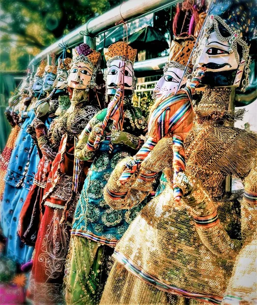 Marionette Tradizionali Che Indossano Abiti Colorati Hanno Strumenti Musicali Tra — Foto Stock