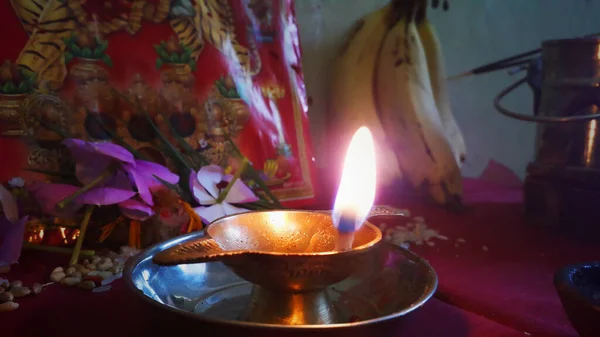 Złota Lampa Lub Deepak Przed Hinduską Boginią Durga Oddanie Indyjskiej — Zdjęcie stockowe