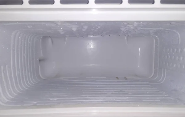 Gefrierschrank Eines Kühlschranks Gefrorener Wasserdampf Den Wänden Leerraum Gefrierweißer Farbe — Stockfoto