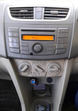 Lüks bir arabada modern müzik sistemi göstergesi