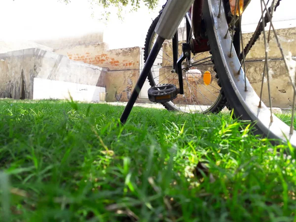 Vista Suelo Una Bicicleta Pie Césped Jardín Del Hogar — Foto de Stock