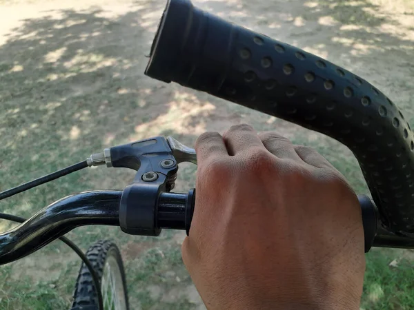 Uma Pessoa Asiática Está Segurando Direção Bicicleta Seus Freios Casa — Fotografia de Stock