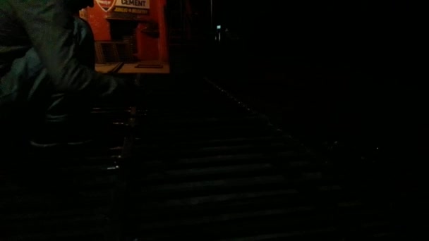 电焊车间在夜间研磨铁时产生火花 — 图库视频影像