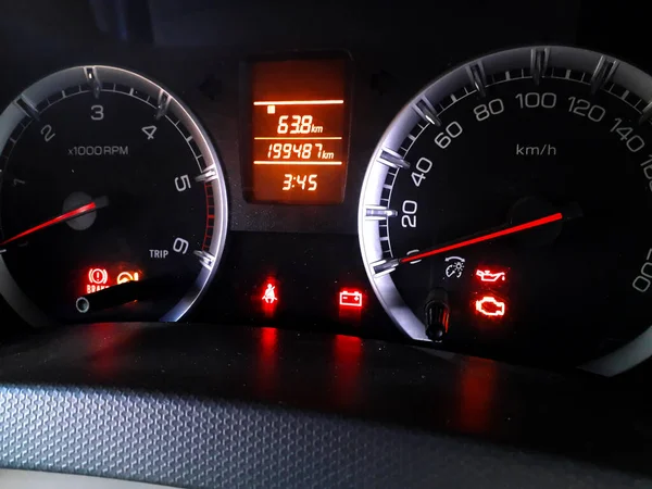 Geceleri parlayan dijital gösterge paneli hız, yakıt, sıcaklık, güç ve zaman ve mesafeyi gösterir.