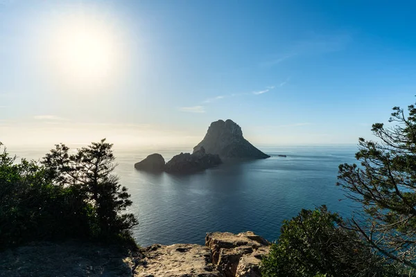 Es Vedra gün batımı, İbiza Adası, İspanya.