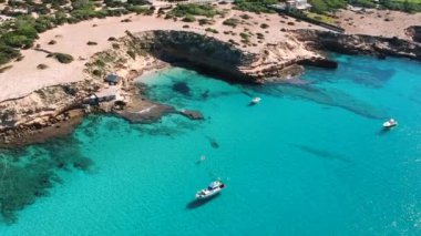 İbiza plajı. İbiza yazı. İspanya 'nın batısındaki Cala Escondida plajı..