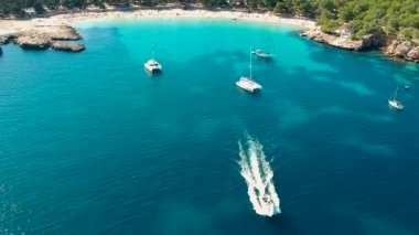 İbiza plajı. İbiza yazı. Batı İbiza adasında yer alan Cala Bassa plajı. İspanya.