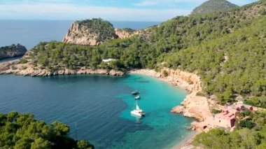 İbiza plajı, Cala Saladeta plajı batı Ibzia adasında yer almaktadır..