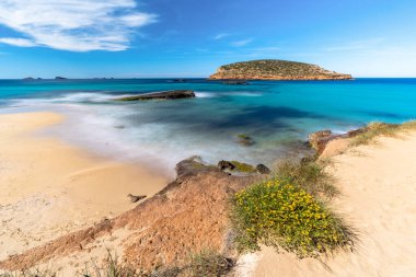 İbiza plajı. Cala Conta Sahili, İbiza Adası, İspanya.