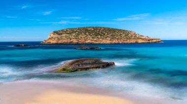 İspanya 'nın batısındaki Ibzia adasında yer alan Cala Conta plajı,