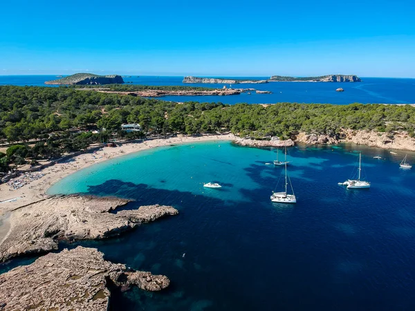 İbiza plajı. İbiza yazı. Cala Bassa plajı batı İbiza adasında yer almaktadır..