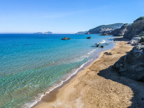 İbiza plajı. İspanya 'nın doğu İbiza adasında yer alan Aguas Blancas plajı.