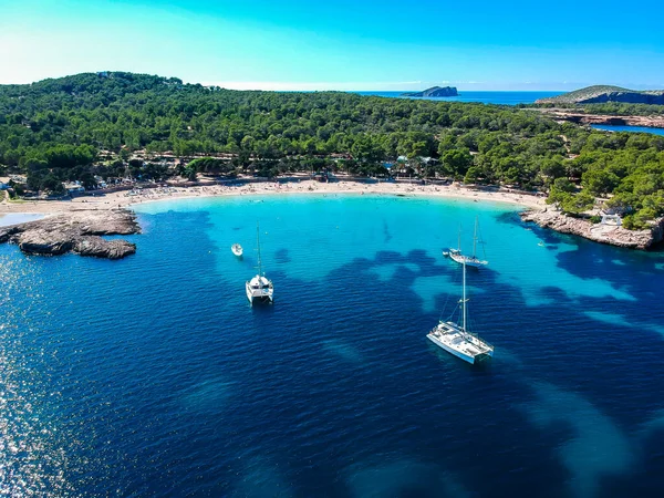 İbiza plajı. İspanya 'nın batı İbiza adasında yer alan Cala Bassa plajı.