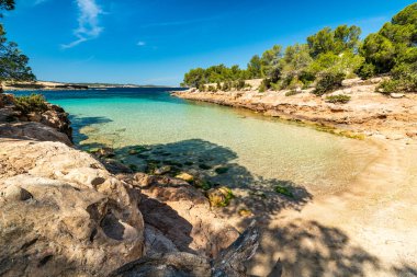 İbiza plajı. Batı İbiza Adası 'nda yer alan Cala Gracioneta plajı.