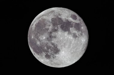 Karanlık bir gökyüzünde dolunay