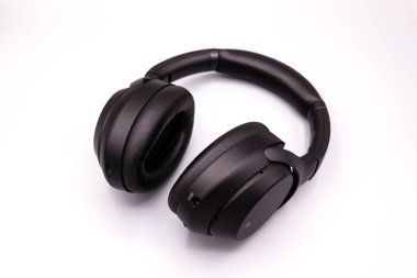 Kulaklıklar beyaz arkaplanda