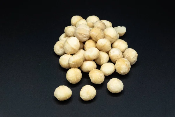 Siyah arka planda Macadamia fındıkları