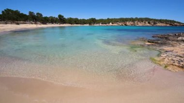 İbiza plajı. Cala Bassa Sahili, İbiza Adası, İspanya,