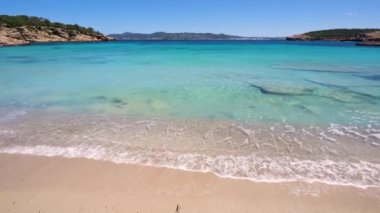İbiza plajı. Cala Bassa Sahili, İbiza Adası, İspanya,