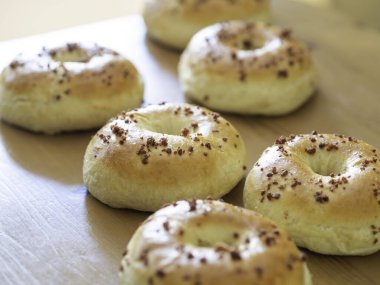 Taze pişmiş simit yemek için.