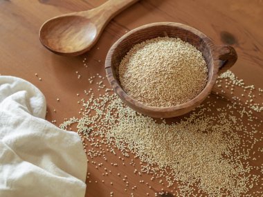 Tahta kasedeki kinoa.