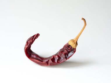 Beyaz arkaplanda kırmızı biber