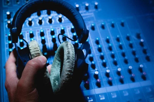 Mano Sosteniendo Auriculares Profesionales Mezclador Audio Mesa Sonido Fondo Con — Foto de Stock