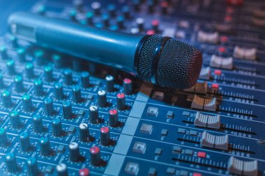 Vokal mikrofon ve ses masası veya ses karıştırıcı, canlı müzisyenler, şarkıcılar, ses teknisyenleri ve müzik yapımcıları için profesyonel ses ekipmanı.