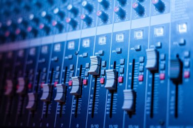 Ses karıştırıcı. Disko DJ 'i, kayıt stüdyosunda ses teknisyeni veya podcast ve mavi neon ışık için.