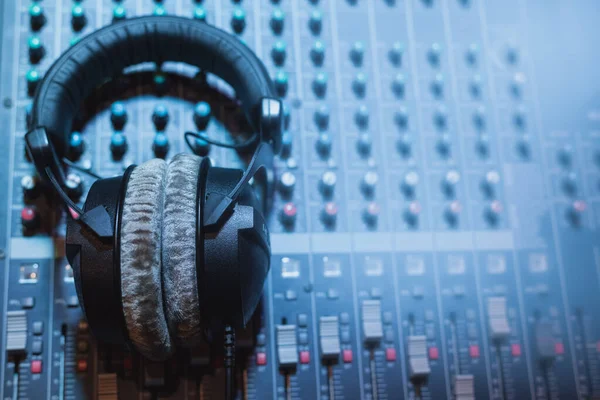 Auriculares Profesionales Mezclador Audio Mesa Sonido — Foto de Stock