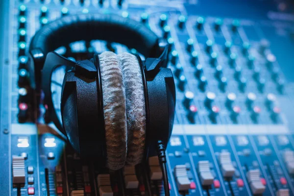 Auriculares Profesionales Mezclador Audio Mesa Sonido — Foto de Stock
