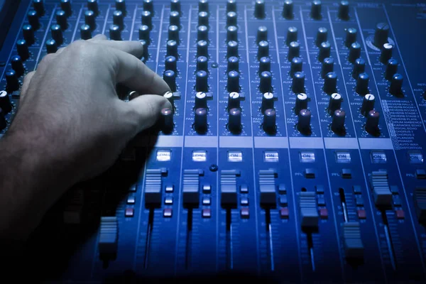 Mezclador Audio Con Mano Técnico Sonido Productor Música Estudio Grabación — Foto de Stock