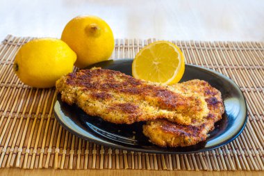 Limonlu kızarmış tavuk göğsü.