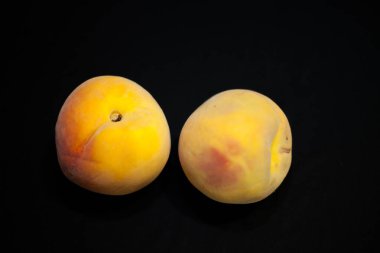 Siyah arka planda iki şeftali