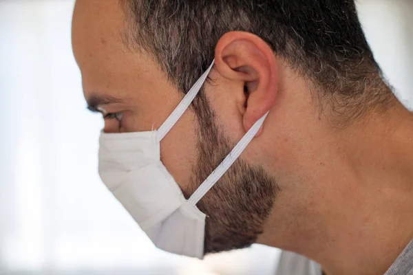 Mężczyzna Masce Chirurgicznej Broniący Się Przed Koronawirusem Profilu — Zdjęcie stockowe