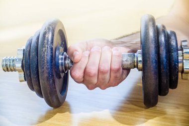 Spor salonunda spor yapmak, ağırlık kaldırmak.